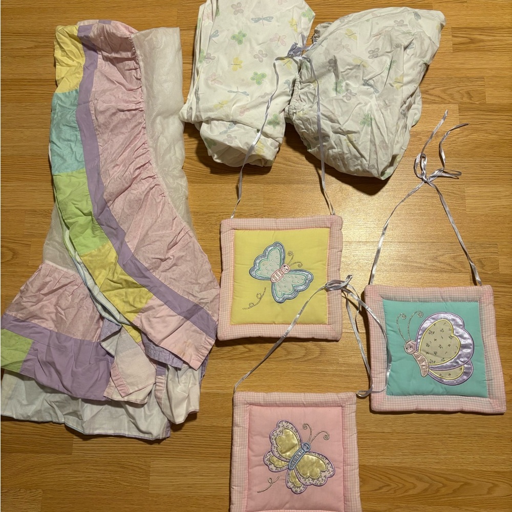 “Tiddliwinks” crib sheets, skirt and matching wall decor